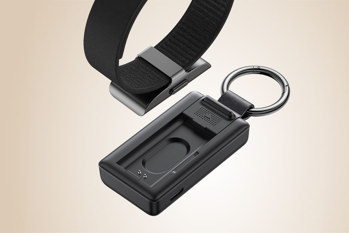 Hume Band 1.0 charger lets you charge the band without removing the strap SwanScout 513
